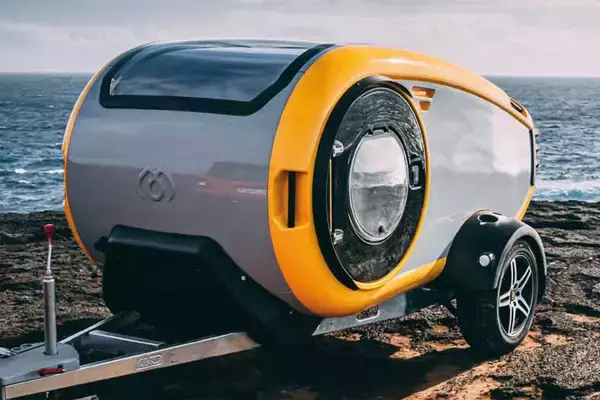 「水陸両用にトランスフォームにスケスケ天井のベッドルーム！　欧米のキャンピングトレーラーが「子どもの夢」レベルの楽しさだった」の画像