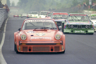 アイコンの「ヘッドライト」がなくても「911」の血統！　ポルシェが生んだ怪物マシン「935」とは