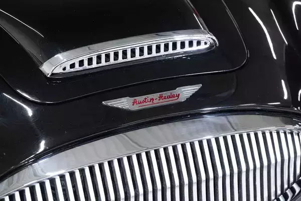 「メッキってそもそも何？　ぴかぴかに輝く「クルマのパーツ」の剥がれやキズの補修方法とは」の画像