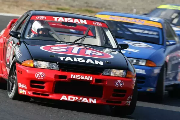 「赤黒ボディを見ただけでクルマ好きは血の温度が一度上がる！　「ADVAN」カラーが脳裏に焼き付いているレースマシンたち」の画像