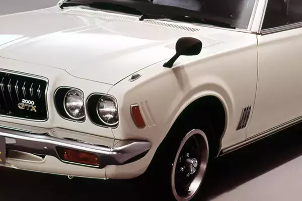 「なんか「スゴそう」だけど「なんちゃって」もある！　「サメエラフェンダー」が印象的なクルマ３選」の画像