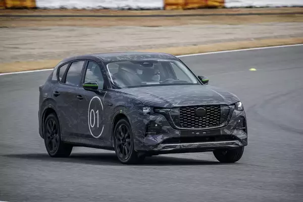 「【試乗】マツダの新たな挑戦は成功の匂いしかしない！　CX-60プロトの直6ディーゼルとPHEVに乗った」の画像