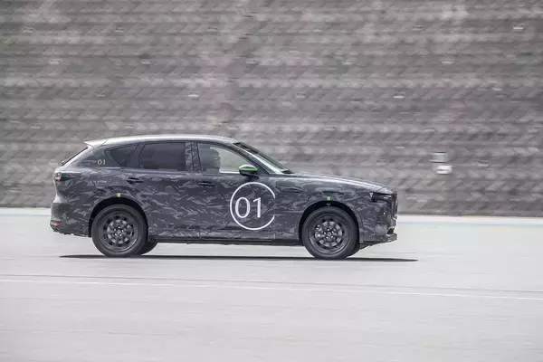 「【試乗】マツダの新たな挑戦は成功の匂いしかしない！　CX-60プロトの直6ディーゼルとPHEVに乗った」の画像