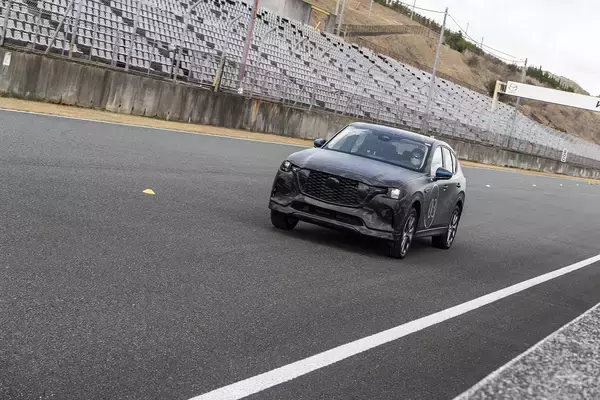 「【試乗】マツダの新たな挑戦は成功の匂いしかしない！　CX-60プロトの直6ディーゼルとPHEVに乗った」の画像