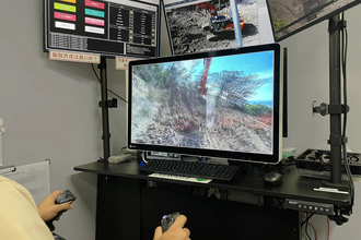 3D映像で重機の操作に革命！　オペレーターひとりで複数現場の作業もできる「遠隔操作」がすでに実現していた