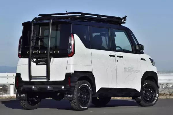 最近よく見かけるクルマの後ろについてる「ハシゴ」！　一体何に使うもの？