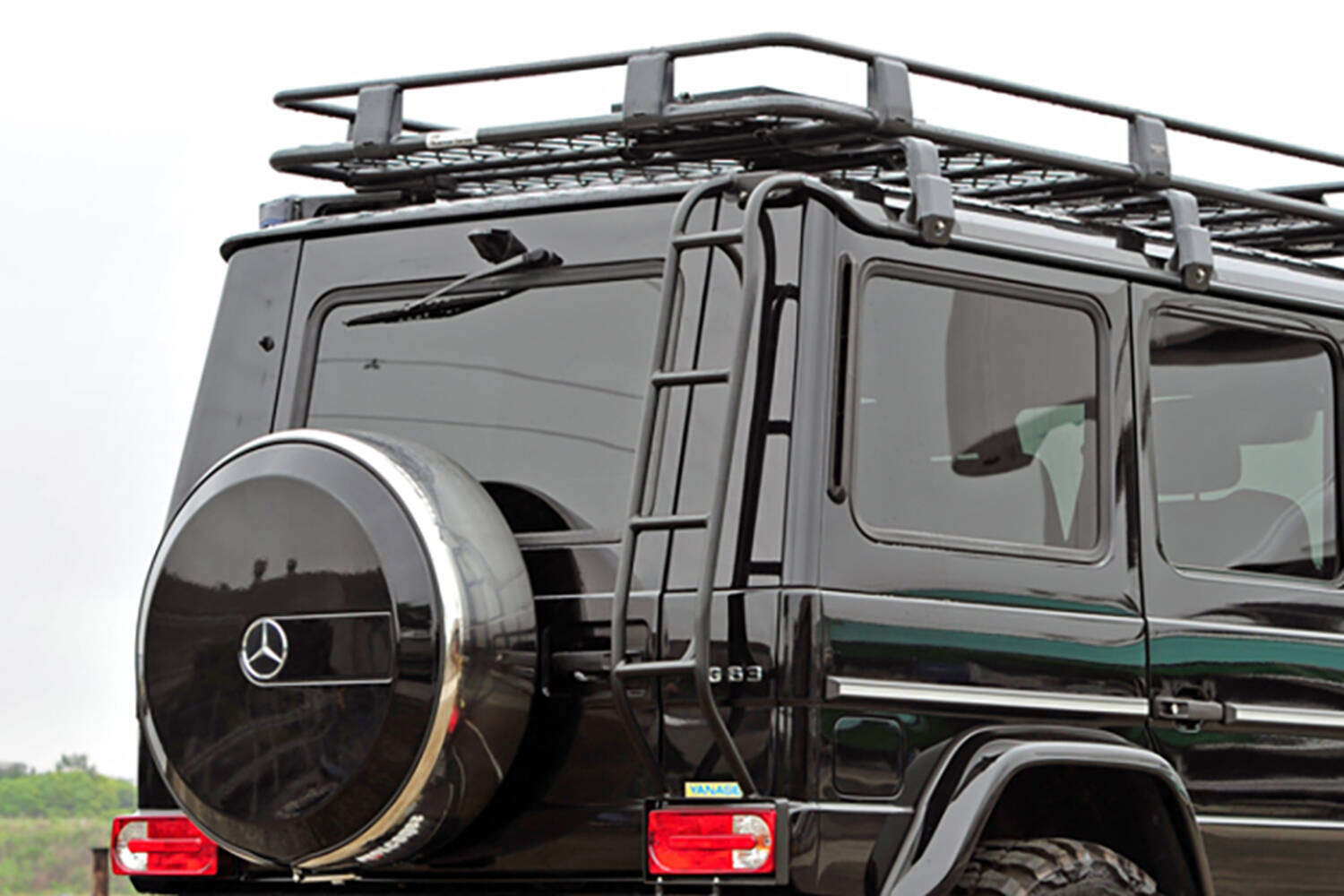 最近よく見かけるクルマの後ろについてる「ハシゴ」！　一体何に使うもの？