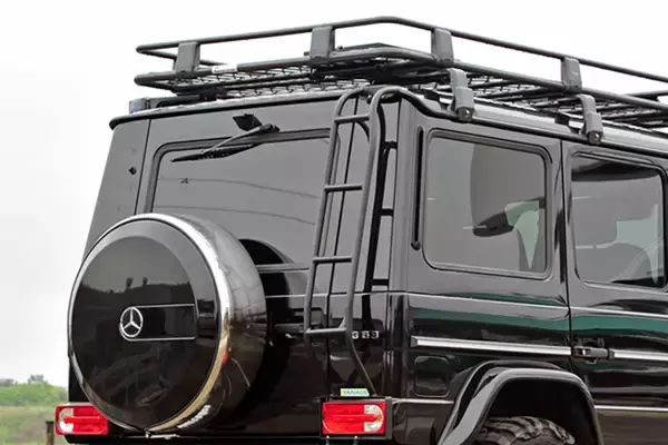 「最近よく見かけるクルマの後ろについてる「ハシゴ」！　一体何に使うもの？」の画像