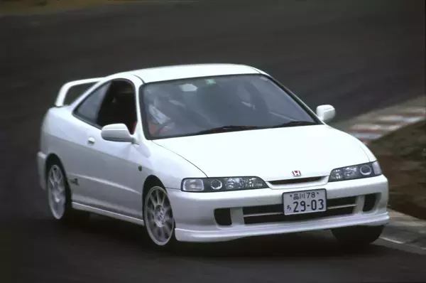 「5000万円のR34GT-Rに2000万円のRX-7ってこんな値段で誰が買うんだ!?　新車の５倍６倍当たり前の「異常価格」の国産中古スポーツ４選」の画像
