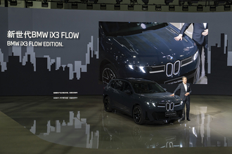 ボディカラーを選ぶ時代はもう終わる！　BMWが2027年市販予定の自由にボディカラーや模様を変えられるクルマとは？