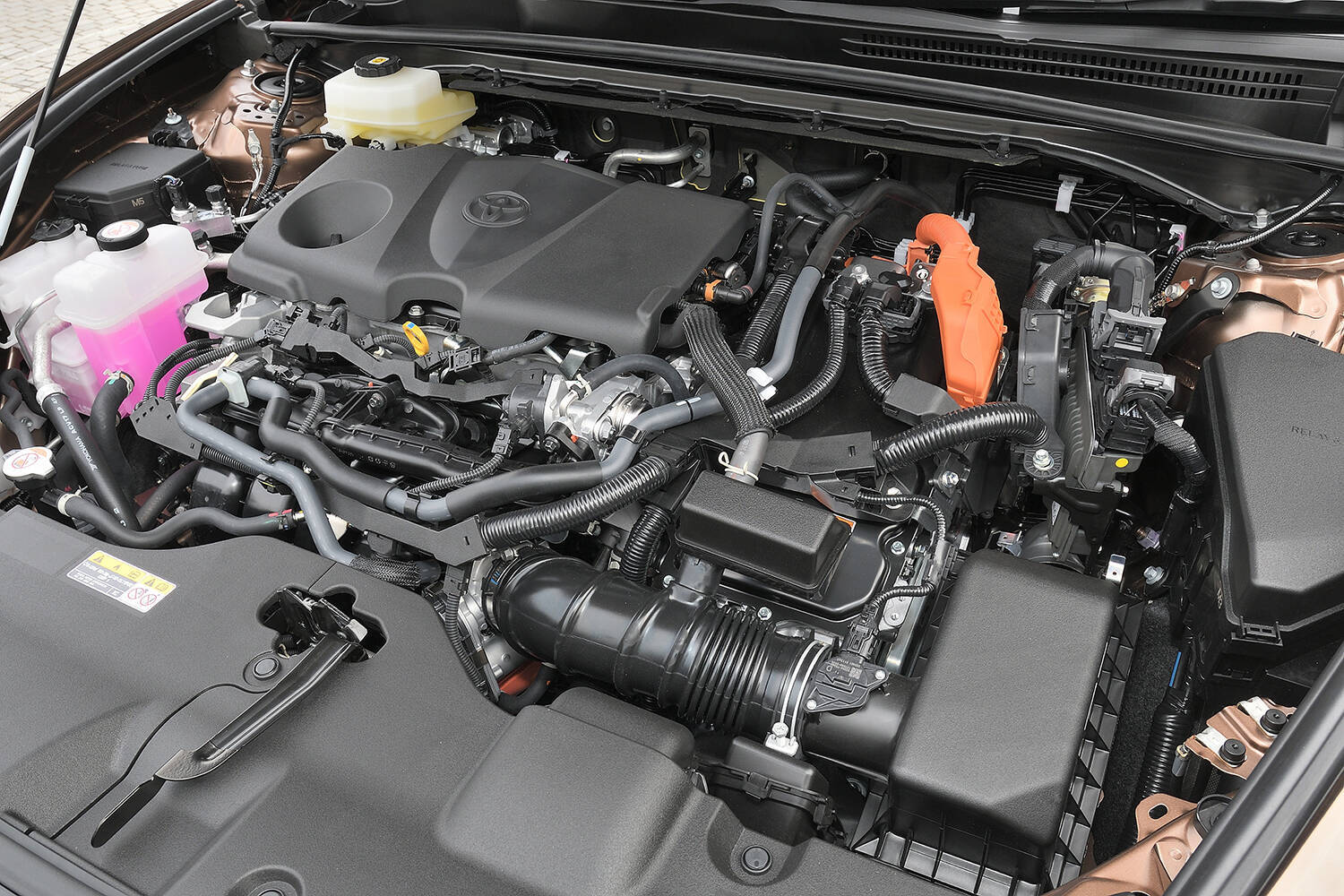 ホントにモーター付いてる!?　電動車嫌いもこれなら乗れるハイブリッド「らしからぬ」クルマ５台