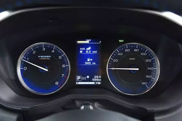 「ホントにモーター付いてる!?　電動車嫌いもこれなら乗れるハイブリッド「らしからぬ」クルマ５台」の画像