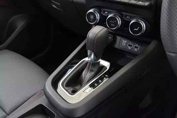 「ホントにモーター付いてる!?　電動車嫌いもこれなら乗れるハイブリッド「らしからぬ」クルマ５台」の画像