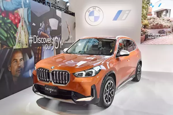 「新しいBMWのコンパクトSUVはガソリンと電気の二刀流！　デザインよし走りよし使い勝手よしと三拍子揃ったX１／iX１が登場」の画像