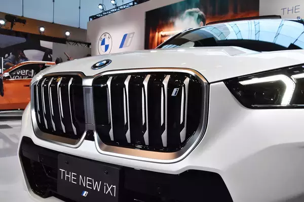 「新しいBMWのコンパクトSUVはガソリンと電気の二刀流！　デザインよし走りよし使い勝手よしと三拍子揃ったX１／iX１が登場」の画像