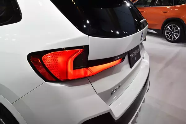 「新しいBMWのコンパクトSUVはガソリンと電気の二刀流！　デザインよし走りよし使い勝手よしと三拍子揃ったX１／iX１が登場」の画像