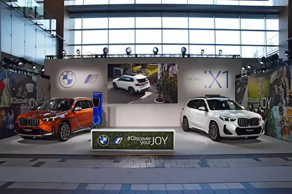 「新しいBMWのコンパクトSUVはガソリンと電気の二刀流！　デザインよし走りよし使い勝手よしと三拍子揃ったX１／iX１が登場」の画像