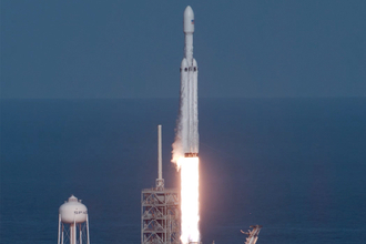 太陽のまわりをクルマが周回してるって知ってた？　テスラが宇宙に打ち上げた「テスラロードスター」はいまも航行中だった