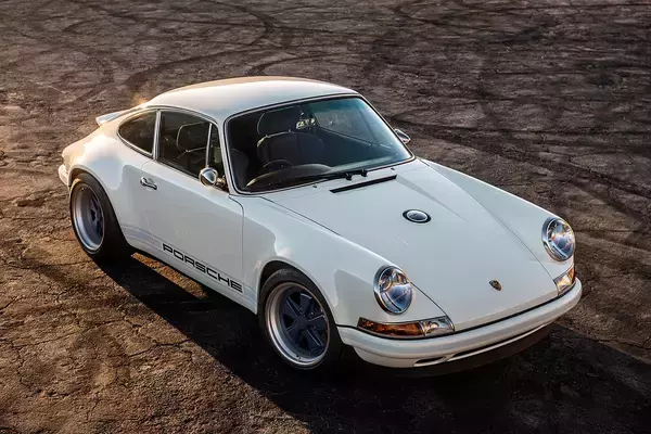新車時よりスゴイ「911」に再生して送り出す！　いま世界のポルシェファンが熱視線を送る「シンガー」って何？