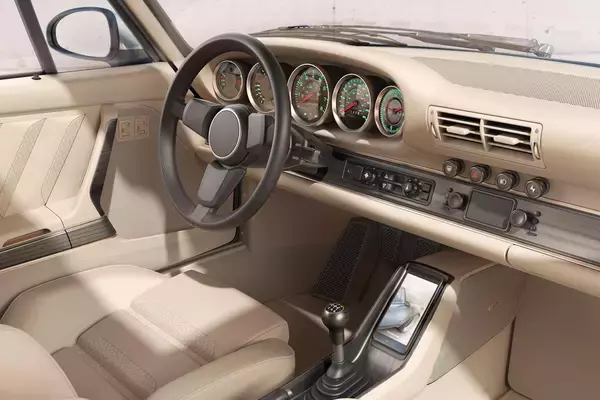 「新車時よりスゴイ「911」に再生して送り出す！　いま世界のポルシェファンが熱視線を送る「シンガー」って何？」の画像