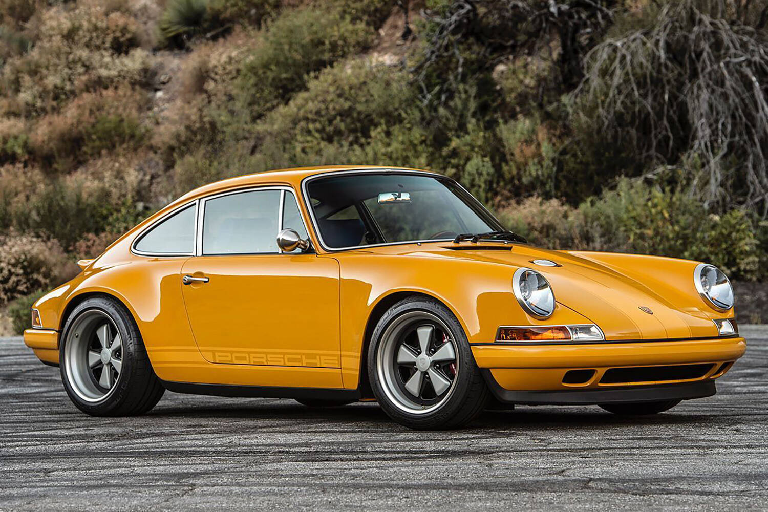 新車時よりスゴイ「911」に再生して送り出す！　いま世界のポルシェファンが熱視線を送る「シンガー」って何？