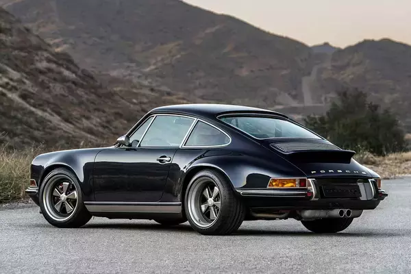「新車時よりスゴイ「911」に再生して送り出す！　いま世界のポルシェファンが熱視線を送る「シンガー」って何？」の画像
