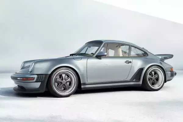 「新車時よりスゴイ「911」に再生して送り出す！　いま世界のポルシェファンが熱視線を送る「シンガー」って何？」の画像
