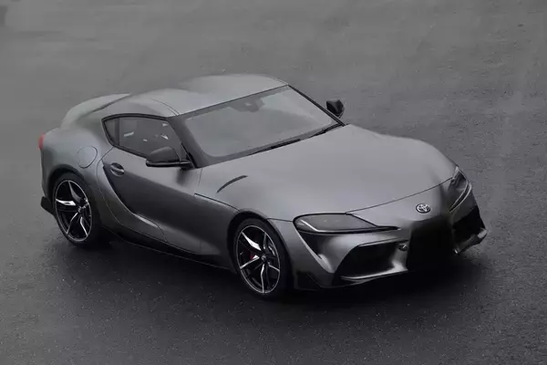 MT登場で話題のスープラの屋根にも「２つのコブ」！　じつはスポーツカーの定番「ダブルバブル」は何のため？