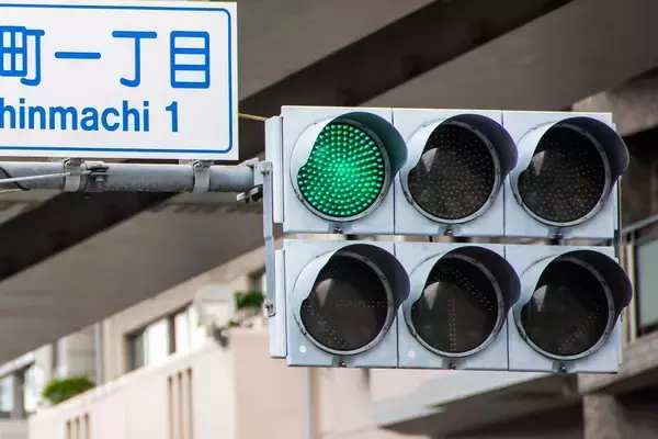矢印型信号機の「←↑→」同時全点灯って「青」信号と何が違う？　じつは交通事故を減らすために効果的な策だった
