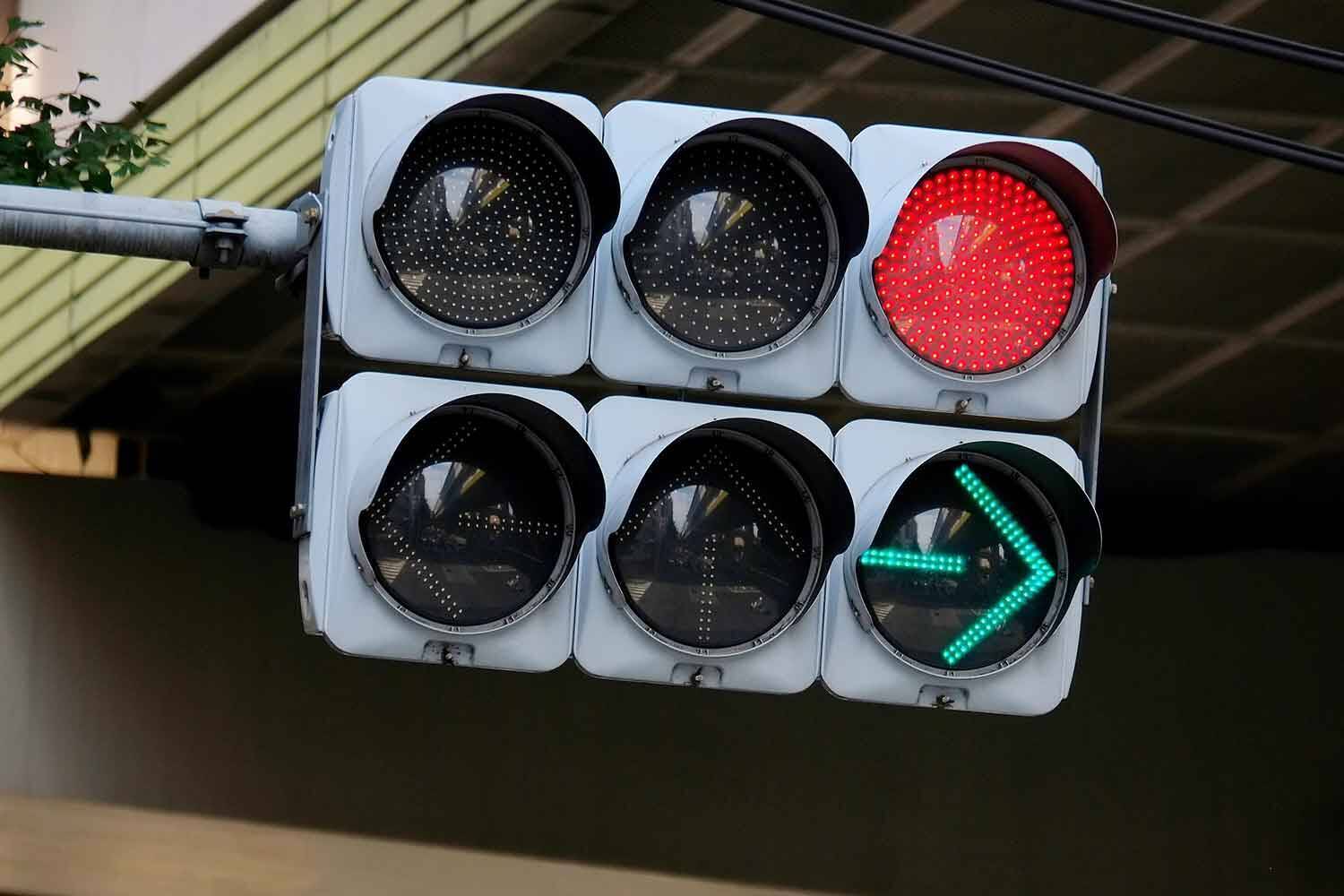 矢印型信号機の「←↑→」同時全点灯って「青」信号と何が違う？　じつは交通事故を減らすために効果的な策だった