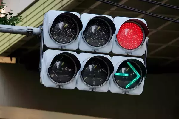 「矢印型信号機の「←↑→」同時全点灯って「青」信号と何が違う？　じつは交通事故を減らすために効果的な策だった」の画像