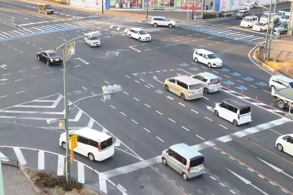 「矢印型信号機の「←↑→」同時全点灯って「青」信号と何が違う？　じつは交通事故を減らすために効果的な策だった」の画像