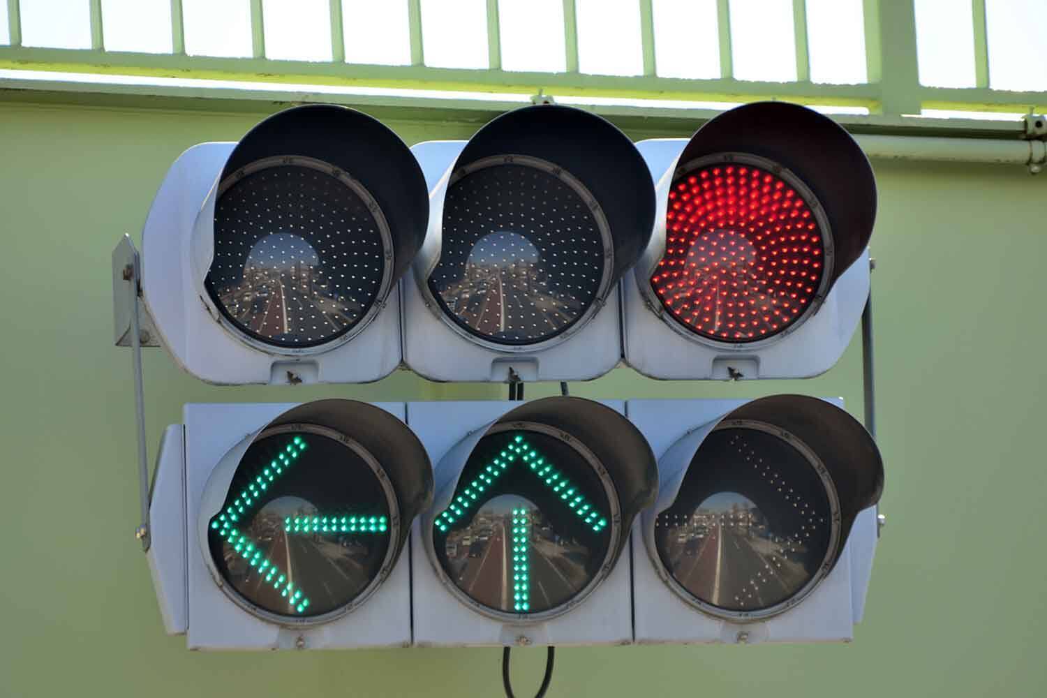 矢印型信号機の「←↑→」同時全点灯って「青」信号と何が違う？　じつは交通事故を減らすために効果的な策だった