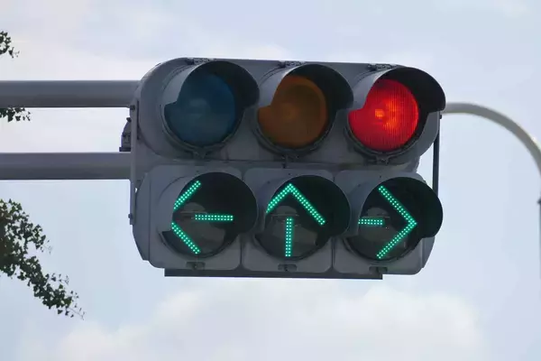「矢印型信号機の「←↑→」同時全点灯って「青」信号と何が違う？　じつは交通事故を減らすために効果的な策だった」の画像