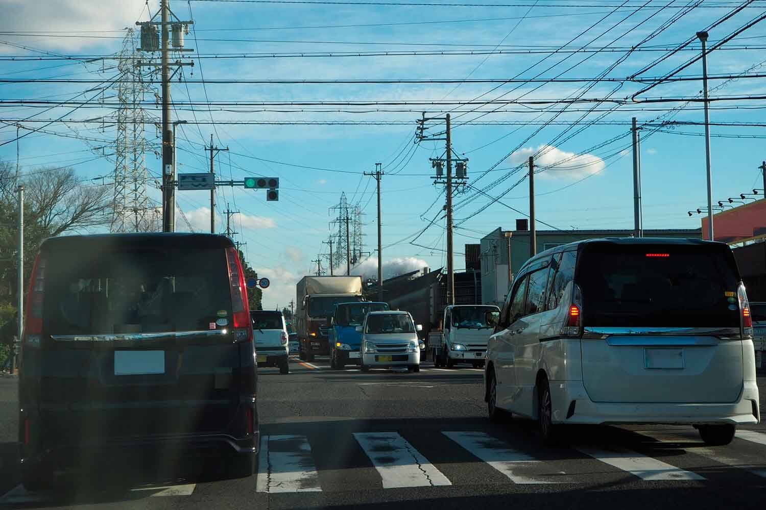 矢印型信号機の「←↑→」同時全点灯って「青」信号と何が違う？　じつは交通事故を減らすために効果的な策だった