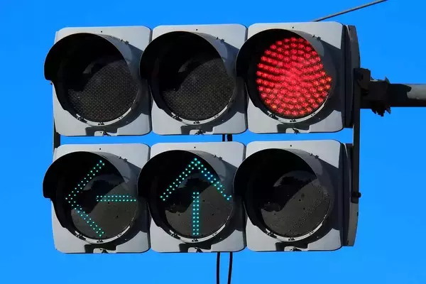 「矢印型信号機の「←↑→」同時全点灯って「青」信号と何が違う？　じつは交通事故を減らすために効果的な策だった」の画像