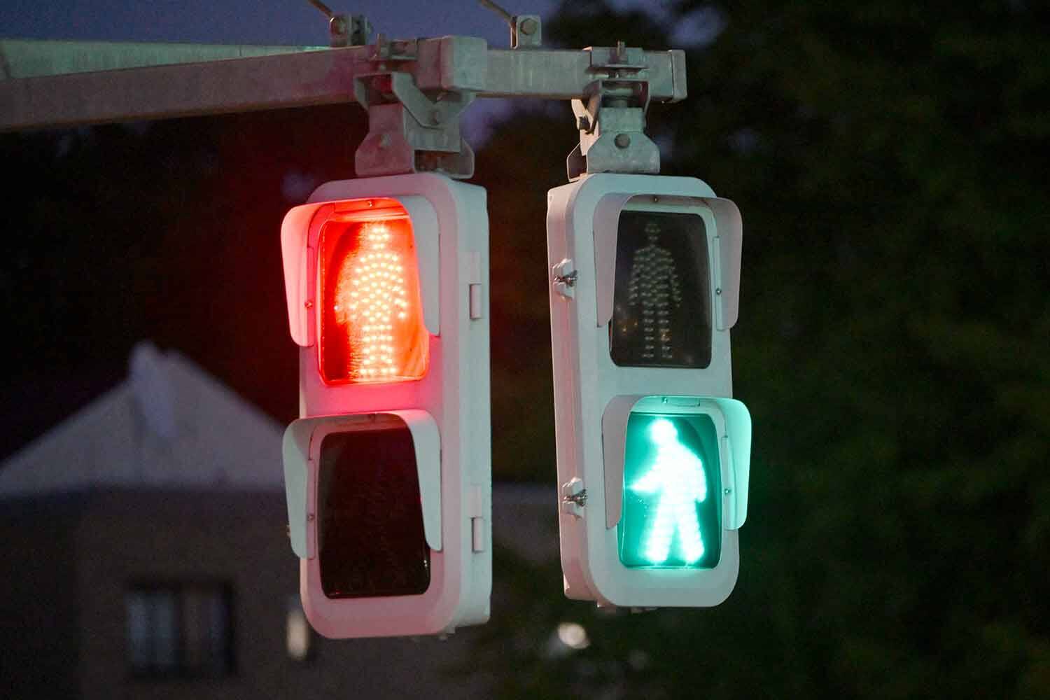 矢印型信号機の「←↑→」同時全点灯って「青」信号と何が違う？　じつは交通事故を減らすために効果的な策だった