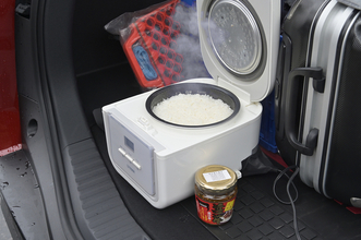 電気自動車なら米も炊けるぞっ！　ってわけでEVならではの旅の楽しみ方を提案！　WEB CARTOP編集部員が大阪→東京出張の間にSA・PAで「ご飯に合うおかず」を探して実食してみた