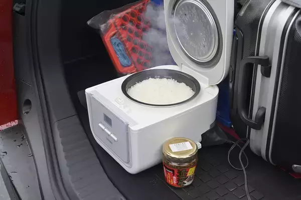 電気自動車なら米も炊けるぞっ！　ってわけでEVならではの旅の楽しみ方を提案！　WEB CARTOP編集部員が大阪→東京出張の間にSA・PAで「ご飯に合うおかず」を探して実食してみた