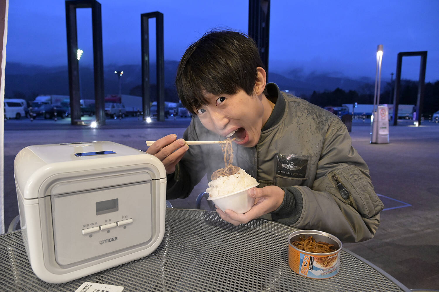 電気自動車なら米も炊けるぞっ！　ってわけでEVならではの旅の楽しみ方を提案！　WEB CARTOP編集部員が大阪→東京出張の間にSA・PAで「ご飯に合うおかず」を探して実食してみた