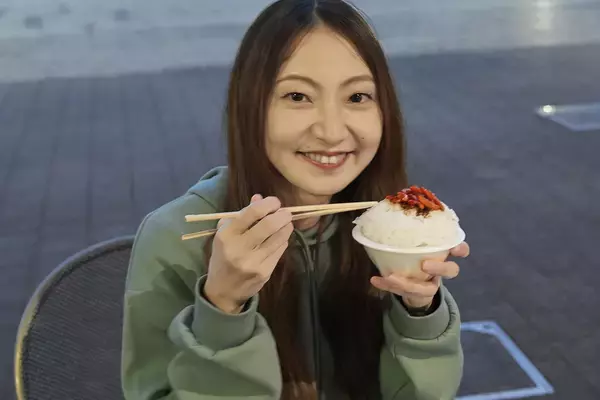 「電気自動車なら米も炊けるぞっ！　ってわけでEVならではの旅の楽しみ方を提案！　WEB CARTOP編集部員が大阪→東京出張の間にSA・PAで「ご飯に合うおかず」を探して実食してみた」の画像