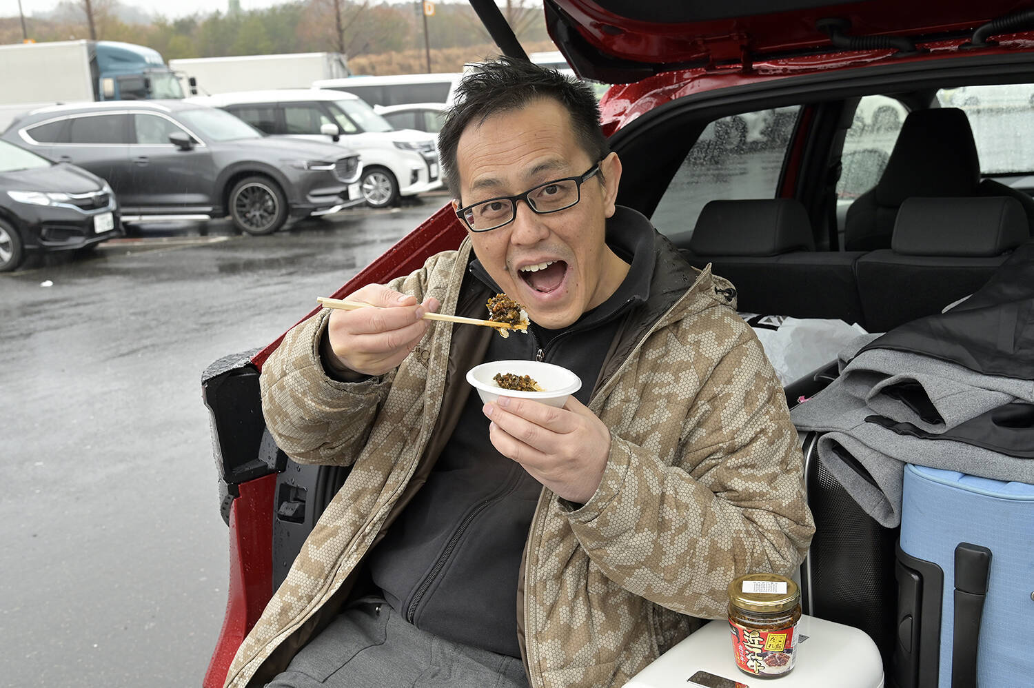 電気自動車なら米も炊けるぞっ！　ってわけでEVならではの旅の楽しみ方を提案！　WEB CARTOP編集部員が大阪→東京出張の間にSA・PAで「ご飯に合うおかず」を探して実食してみた