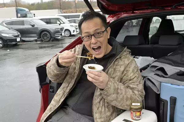 「電気自動車なら米も炊けるぞっ！　ってわけでEVならではの旅の楽しみ方を提案！　WEB CARTOP編集部員が大阪→東京出張の間にSA・PAで「ご飯に合うおかず」を探して実食してみた」の画像