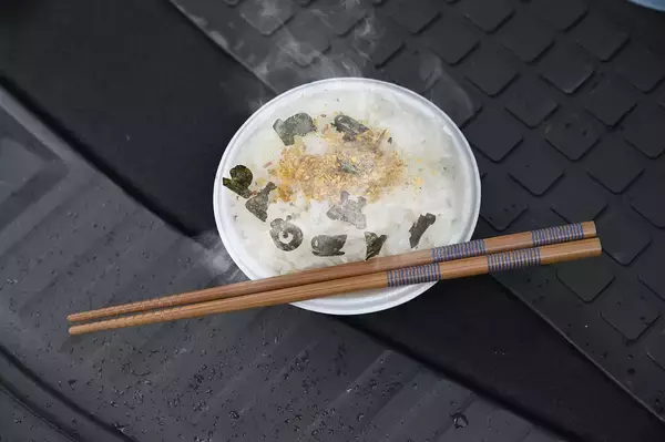 「電気自動車なら米も炊けるぞっ！　ってわけでEVならではの旅の楽しみ方を提案！　WEB CARTOP編集部員が大阪→東京出張の間にSA・PAで「ご飯に合うおかず」を探して実食してみた」の画像