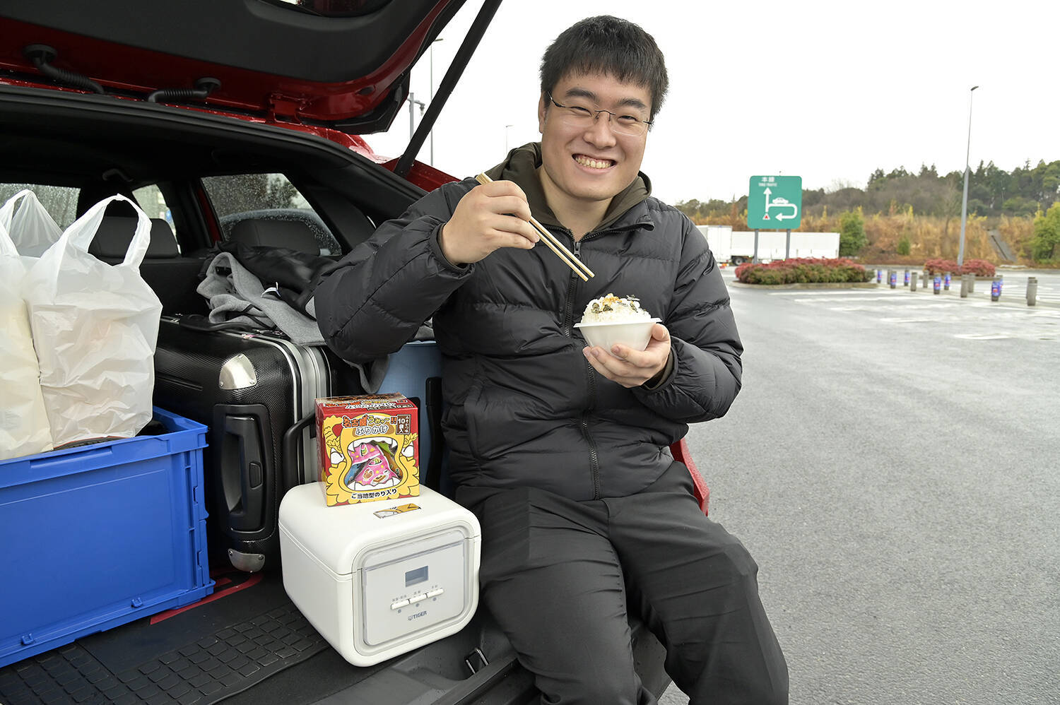 電気自動車なら米も炊けるぞっ！　ってわけでEVならではの旅の楽しみ方を提案！　WEB CARTOP編集部員が大阪→東京出張の間にSA・PAで「ご飯に合うおかず」を探して実食してみた