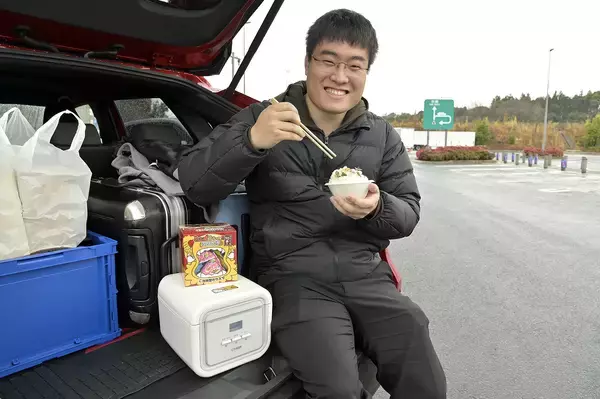 「電気自動車なら米も炊けるぞっ！　ってわけでEVならではの旅の楽しみ方を提案！　WEB CARTOP編集部員が大阪→東京出張の間にSA・PAで「ご飯に合うおかず」を探して実食してみた」の画像