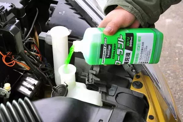 「ボンネットをずっと閉めてたのに開けたらうわっ……密閉されているようにみえるエンジンルームがもの凄く汚れるワケ」の画像