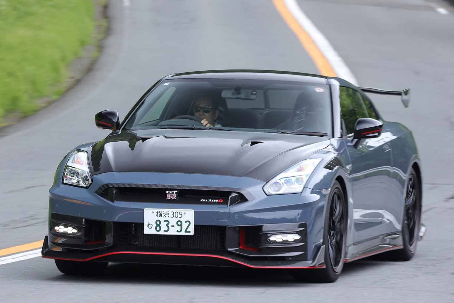 ボンネットをずっと閉めてたのに開けたらうわっ……密閉されているようにみえるエンジンルームがもの凄く汚れるワケ