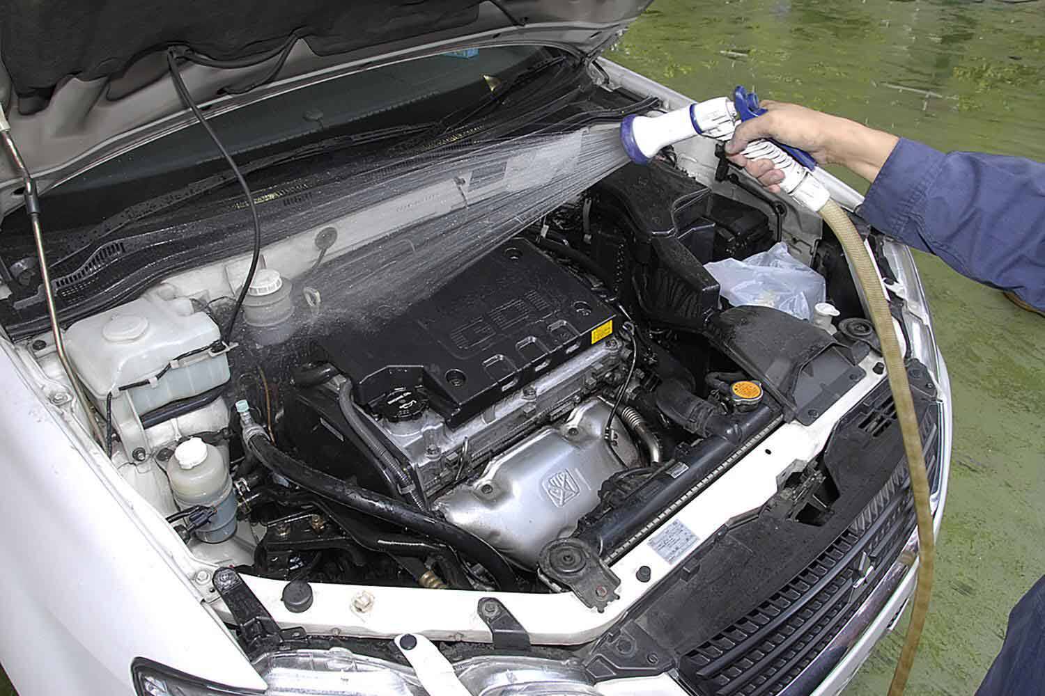 ボンネットをずっと閉めてたのに開けたらうわっ……密閉されているようにみえるエンジンルームがもの凄く汚れるワケ