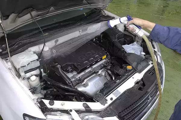 「ボンネットをずっと閉めてたのに開けたらうわっ……密閉されているようにみえるエンジンルームがもの凄く汚れるワケ」の画像